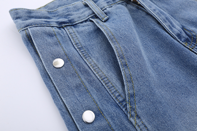 Jeans mit Druckknöpfen – Mittelblaue Waschung