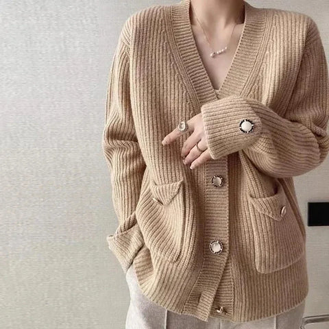 Strickjacke mit Pattentasche und großem Knopf