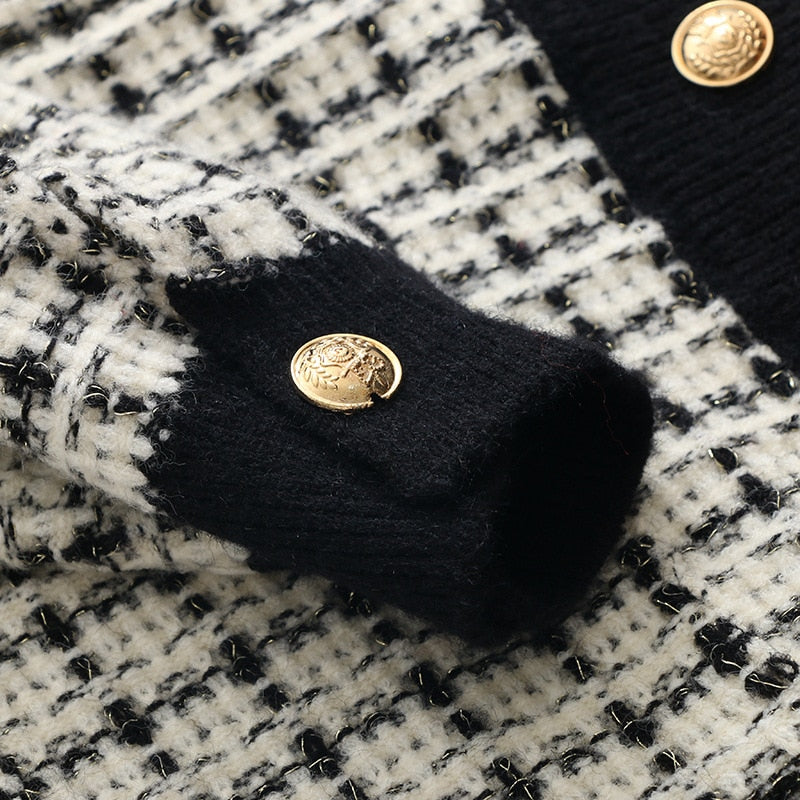 Winter-Cardigan mit schwarzem Rand und Karomuster