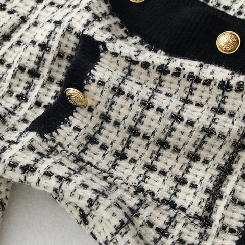 Winter-Cardigan mit schwarzem Rand und Karomuster