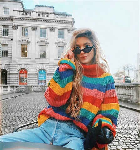 Übergroße Strickpullover in Regenbogenfarben