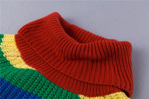 Übergroße Strickpullover in Regenbogenfarben