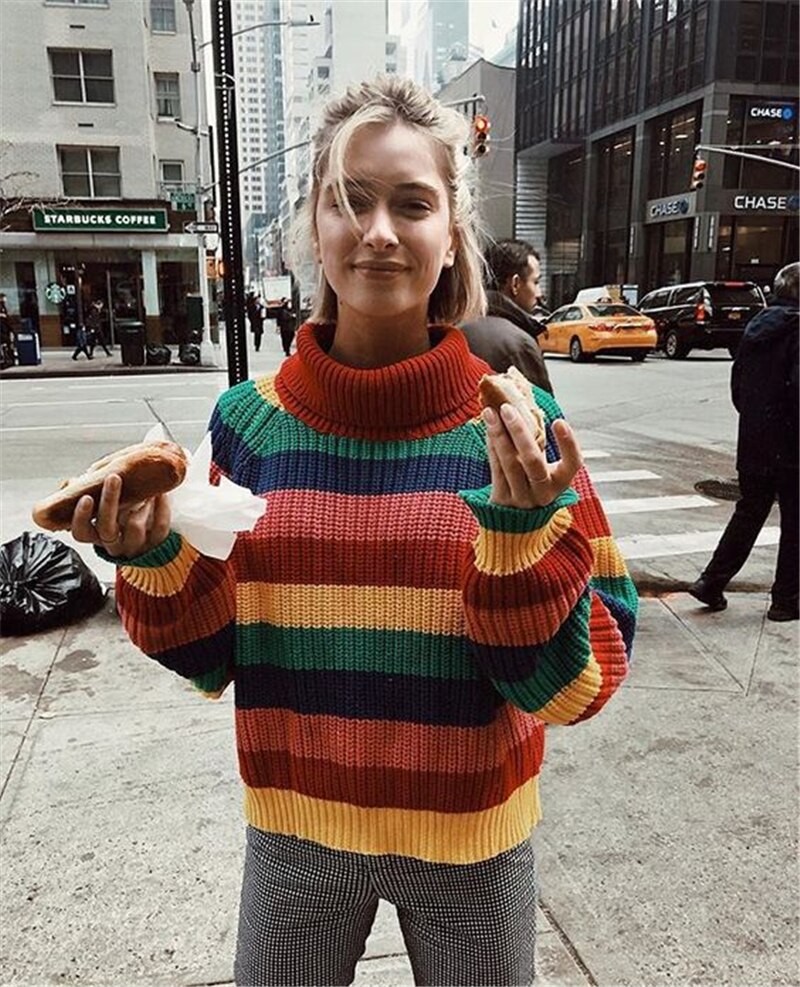 Übergroße Strickpullover in Regenbogenfarben