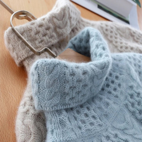 Rollkragenpullover mit Flechtmuster