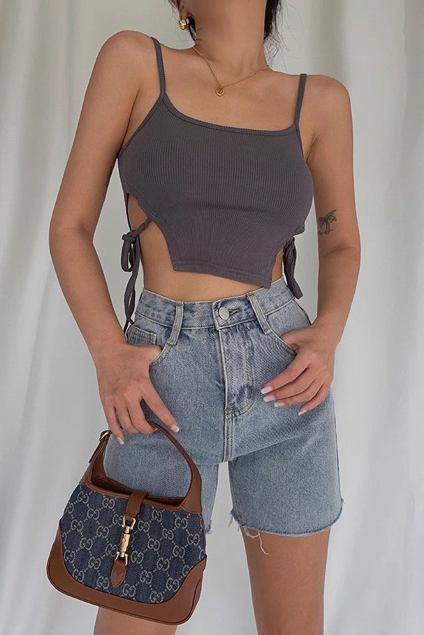 Jeansshorts mit ungesäumtem Saum und hoher Taille und Tasche