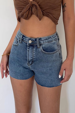 Jeansshorts mit schrägen Taschen und Schnallendetail im Raw Trim