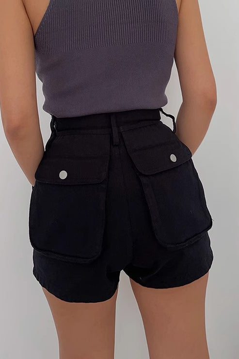 Cargo-Shorts mit seitlicher Tasche und Schnallendetail