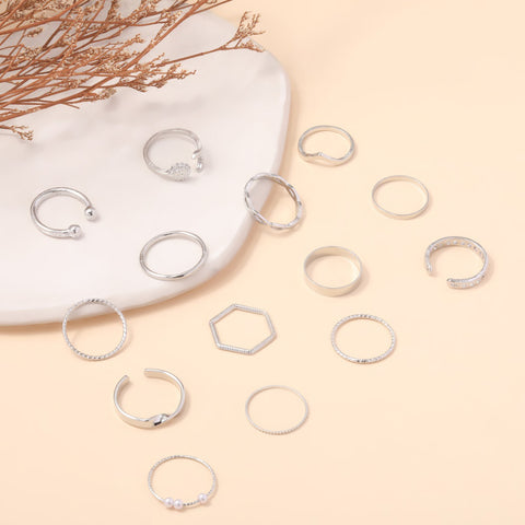 Schlichtes und atemberaubendes zierliches Ringset