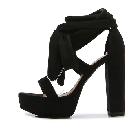 Schicke Plateau-Heels mit asymmetrischen Riemchen