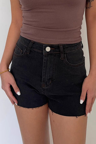 Jeansshorts mit schrägen Taschen und Schnallendetail im Raw Trim