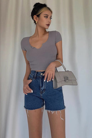 Jeansshorts mit Reißverschluss und seitlicher Tasche