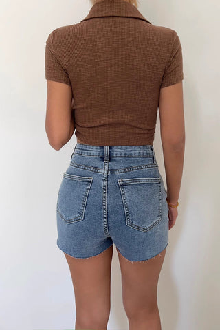 Jeansshorts mit schrägen Taschen und Schnallendetail im Raw Trim