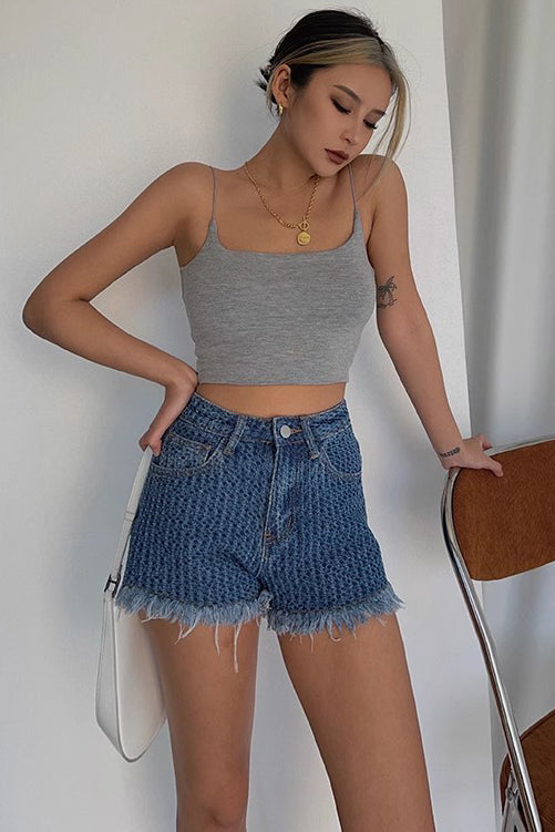 Jeansshorts mit schrägen Taschen und Reißverschlussdetail