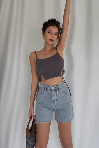 Jeansshorts mit ungesäumtem Saum und hoher Taille und Tasche