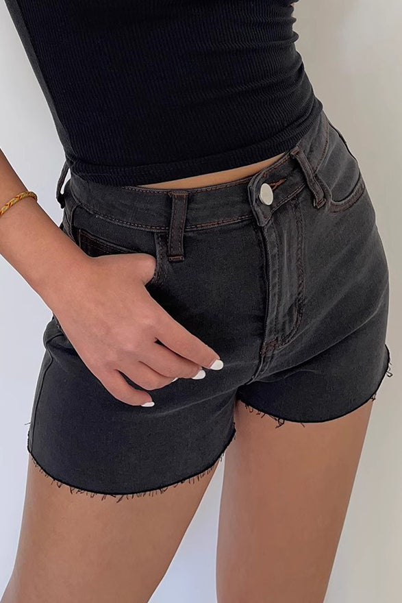 Jeansshorts mit schrägen Taschen und Schnallendetail im Raw Trim