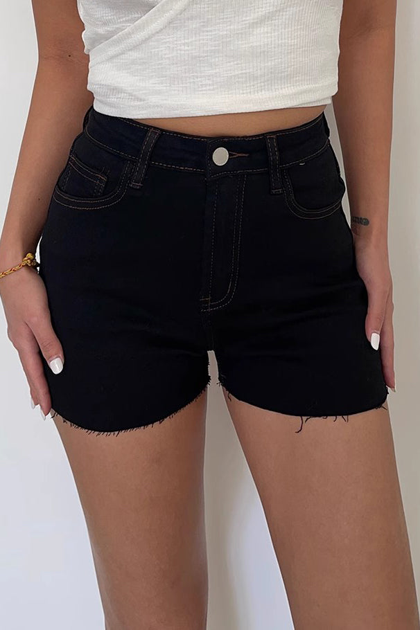 Jeansshorts mit schrägen Taschen und Schnallendetail im Raw Trim