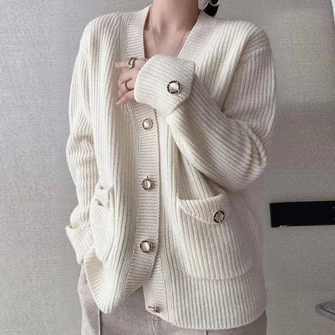 Strickjacke mit Pattentasche und großem Knopf