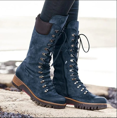 Moderne, lange, gekreuzte Schnürstiefel mit warmer Wintersohle