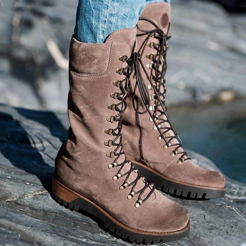 Moderne, lange, gekreuzte Schnürstiefel mit warmer Wintersohle