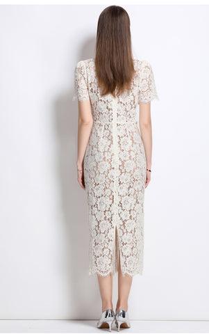 Elegantes Partykleid aus Spitze, kurzärmelig, schmale Taille