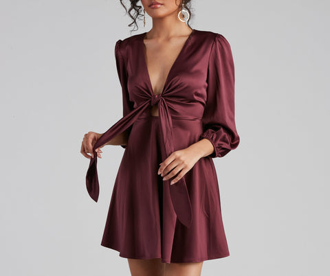 Mini-robe élégante en satin nouée sur le devant