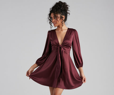 Mini-robe élégante en satin nouée sur le devant