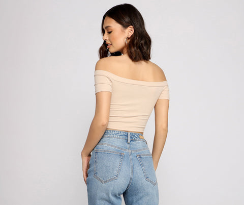 Schulterfreies Crop-Top im schlichten Stil