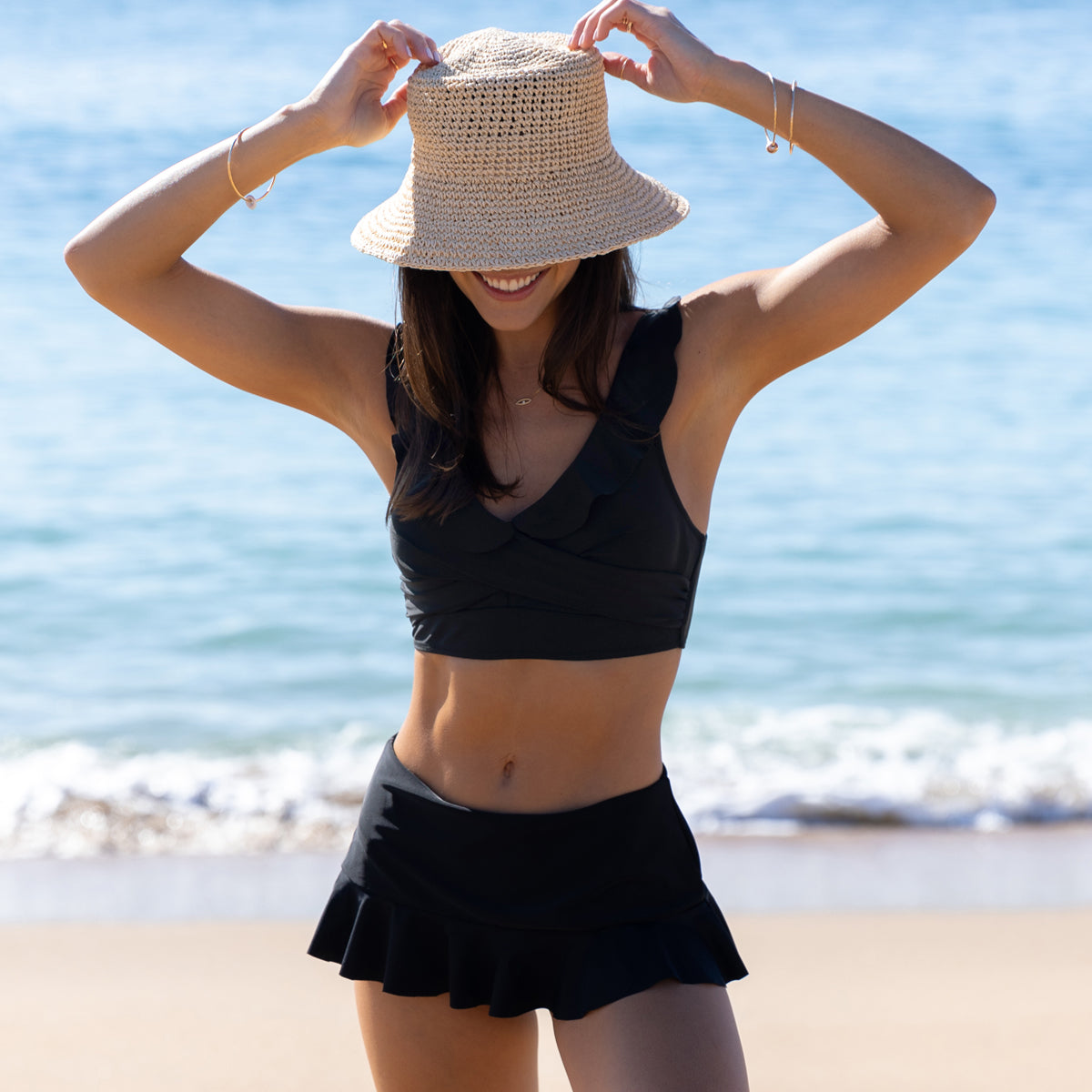 Bikini-Set mit gerüschtem, verdrehtem Schwimmrock vorne