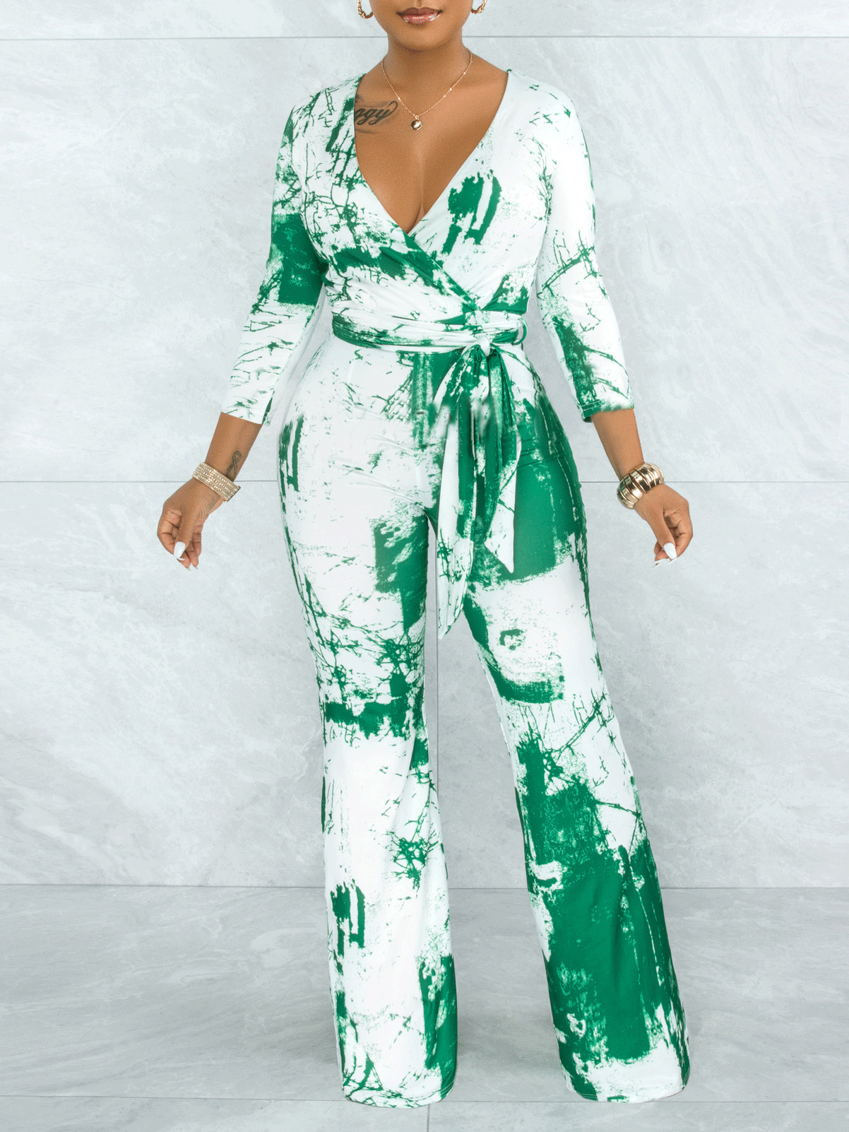 Jumpsuit mit Batikmuster, V-Ausschnitt, langen Ärmeln, Gürtel und weitem Bein