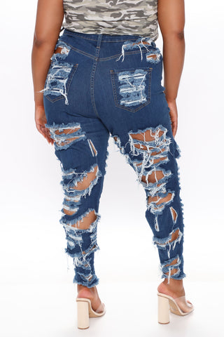 Vous coupez un jean skinny usé - Bleu foncé