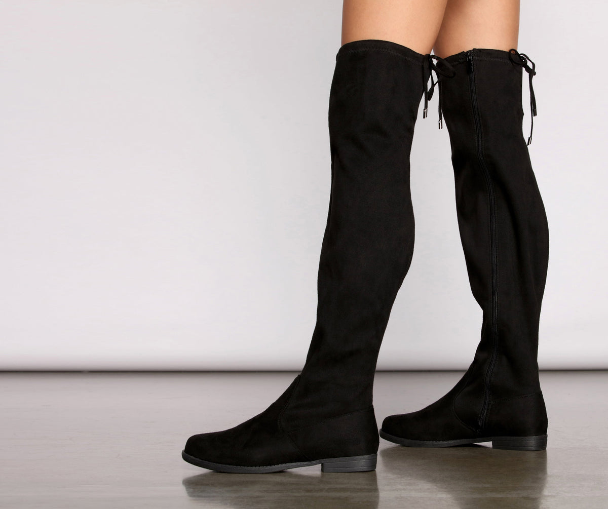 Einfach stylische flache Overknee-Stiefel