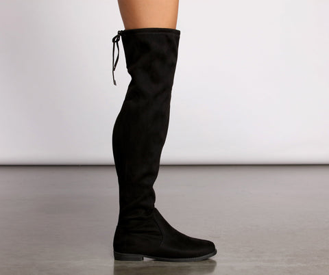 Einfach stylische flache Overknee-Stiefel