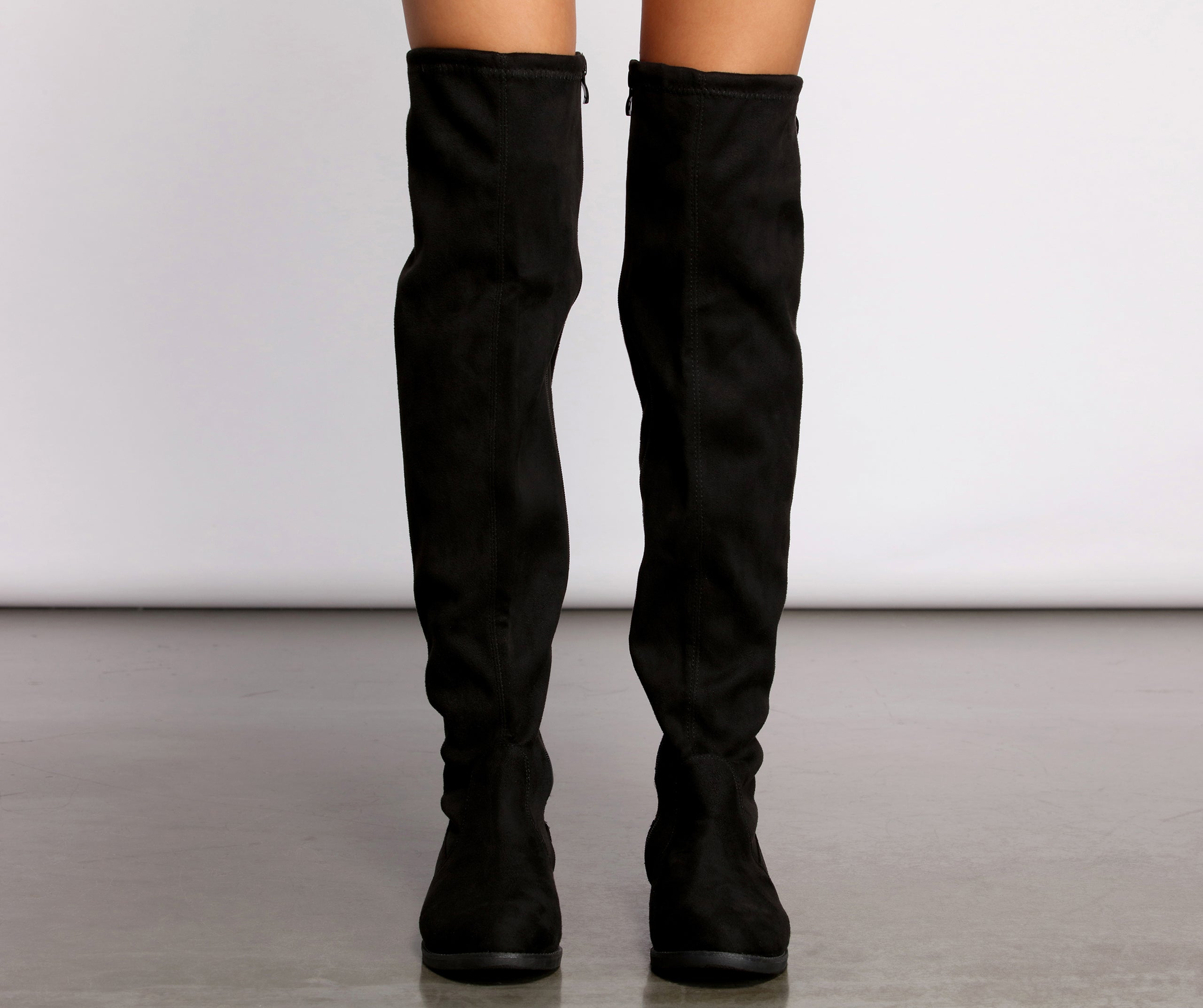 Einfach stylische flache Overknee-Stiefel