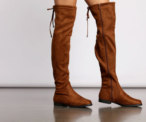 Einfach stylische flache Overknee-Stiefel