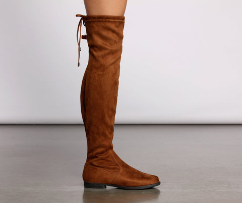 Einfach stylische flache Overknee-Stiefel