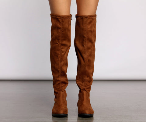 Einfach stylische flache Overknee-Stiefel