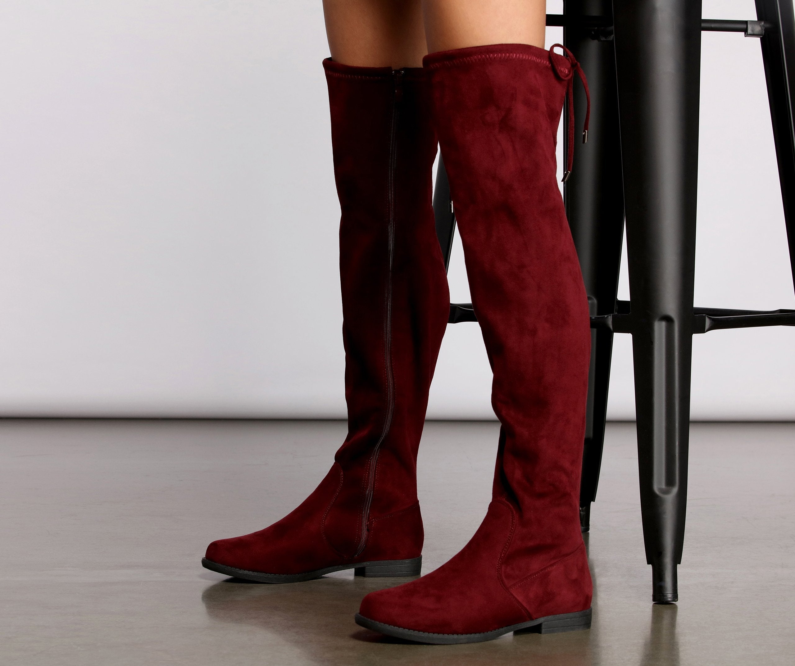 Einfach stylische flache Overknee-Stiefel