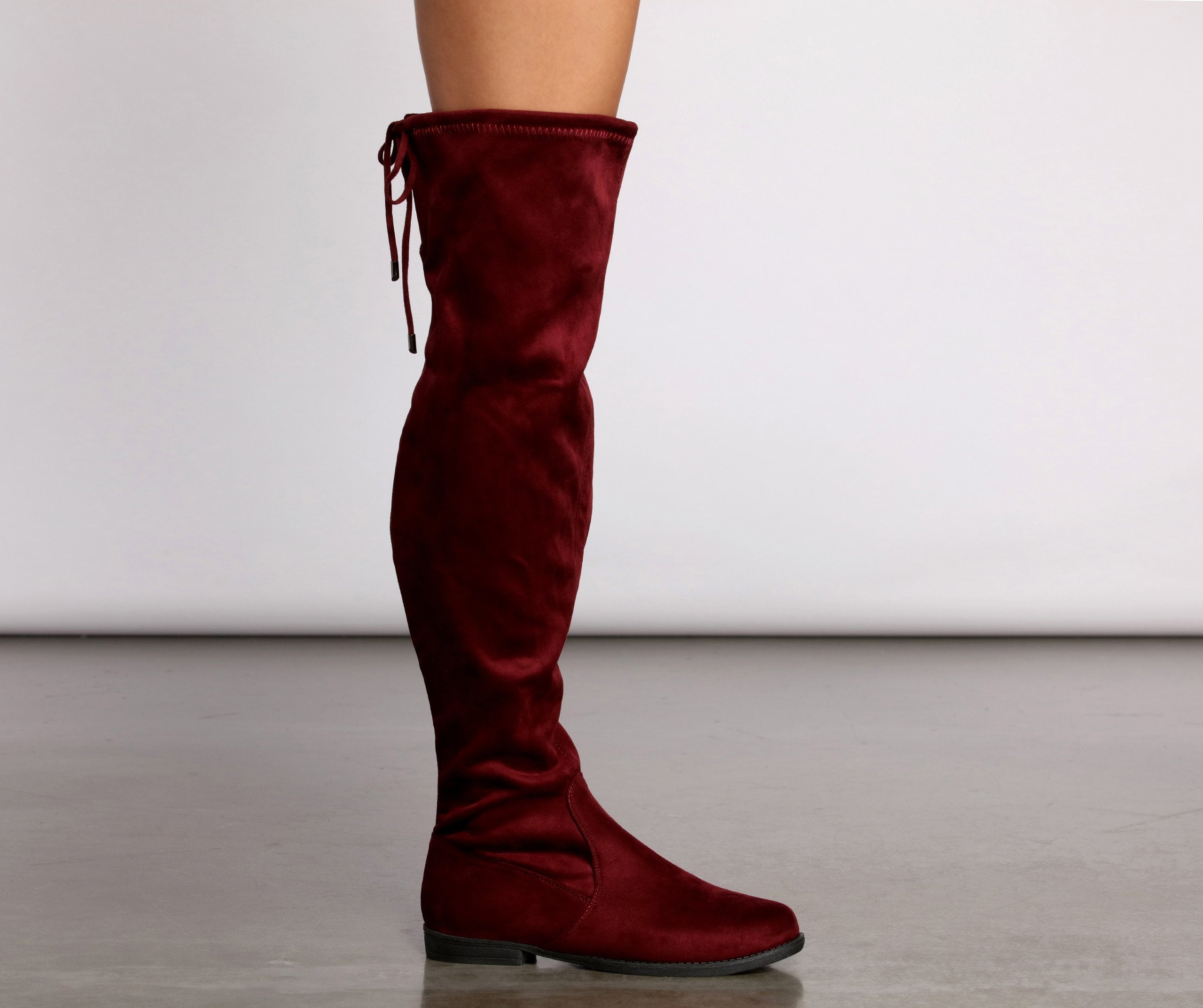 Einfach stylische flache Overknee-Stiefel