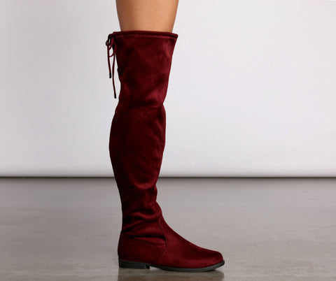 Einfach stylische flache Overknee-Stiefel