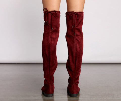 Einfach stylische flache Overknee-Stiefel