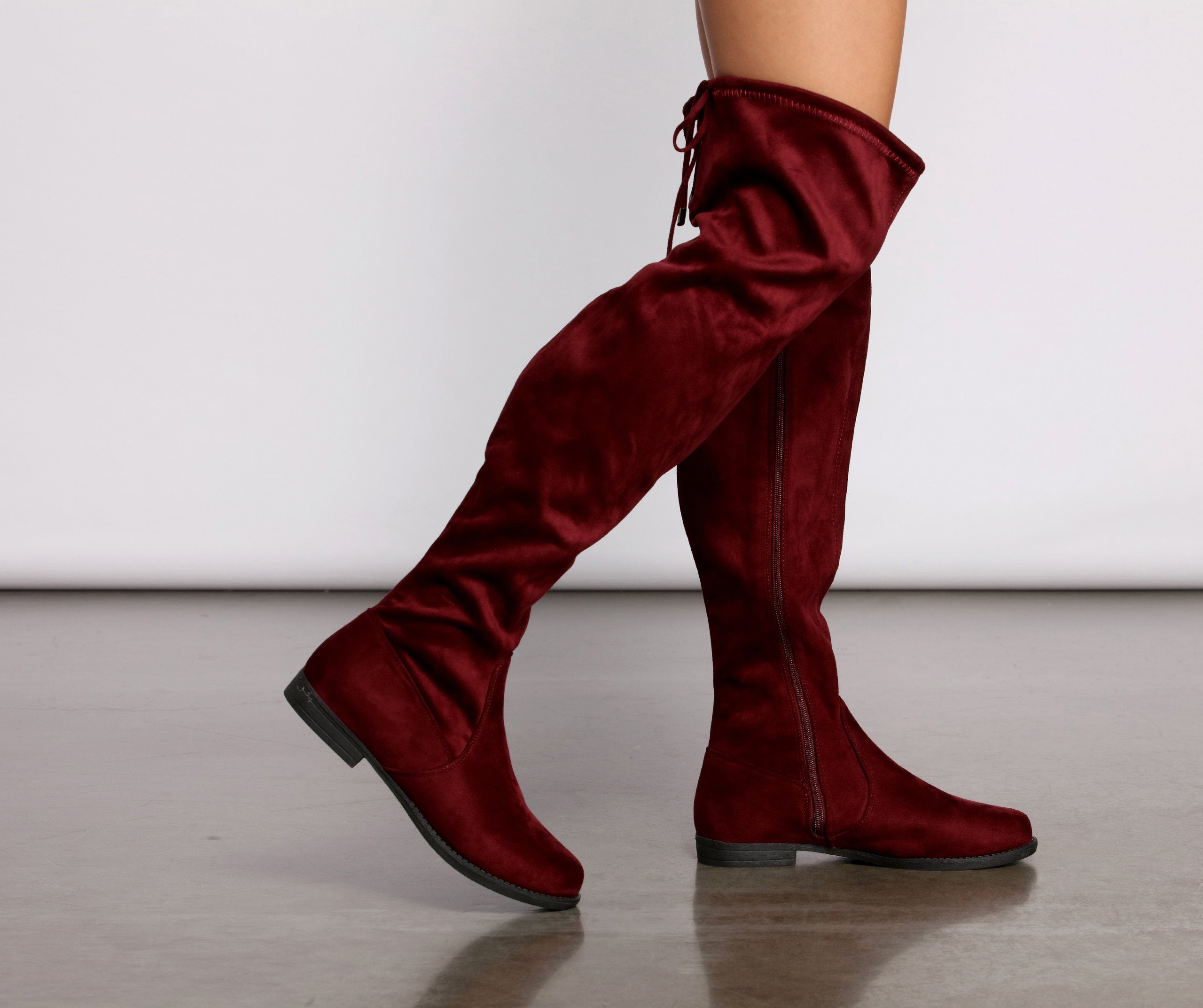 Einfach stylische flache Overknee-Stiefel