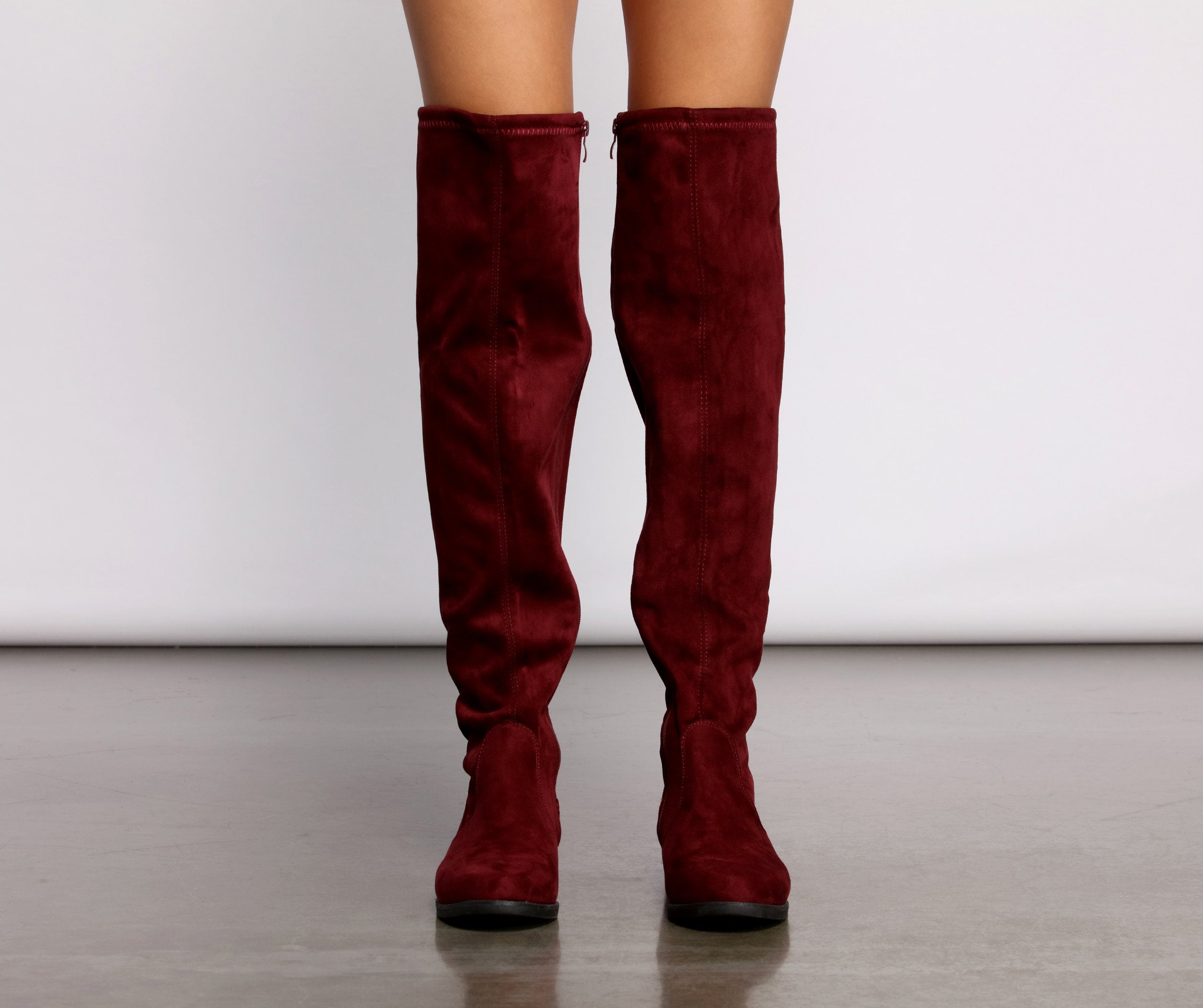 Einfach stylische flache Overknee-Stiefel