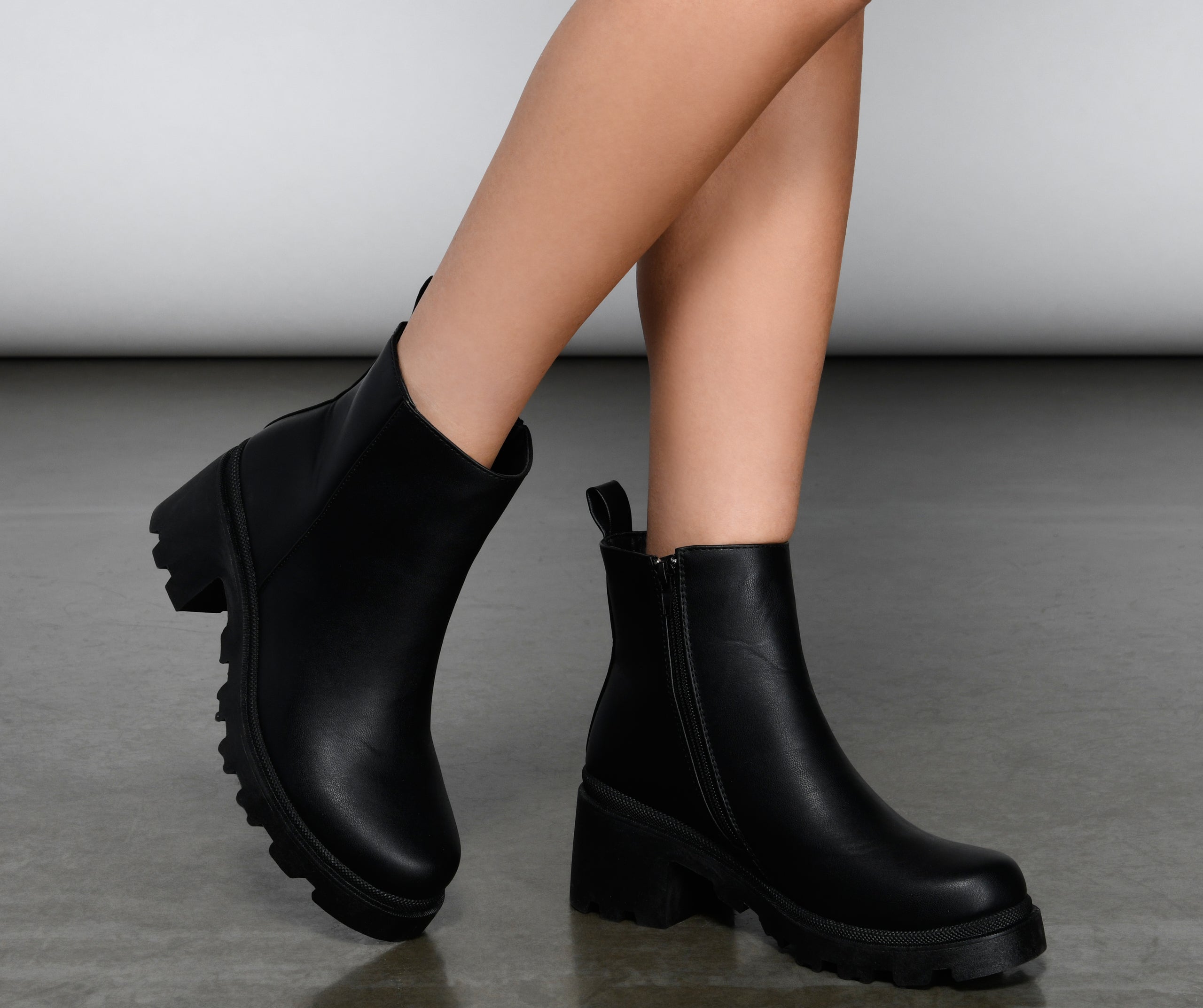 Edgy Glam Ankle Booties mit Profilsohle