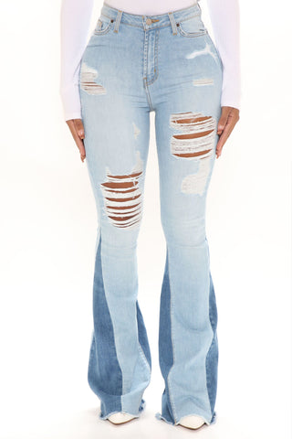 Sierra Vista zerrissene Bootcut-Jeans – Hellblaue Waschung