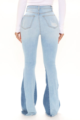 Sierra Vista zerrissene Bootcut-Jeans – Hellblaue Waschung