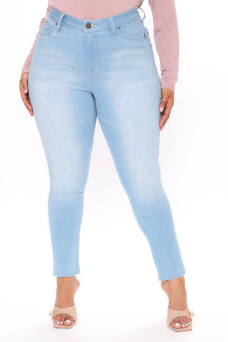 Statuesque Booty Lifting Jeans - Light Blue Wash