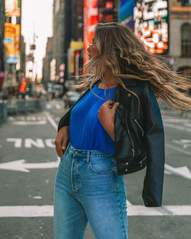 Times Square Bluse mit gepolsterten Schultern – Königsblau