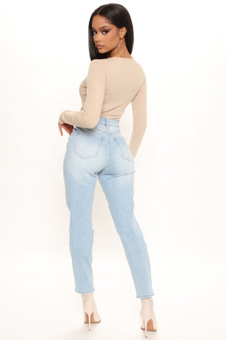 The Vibe High Rise Mom Jeans - Light Blue Wash