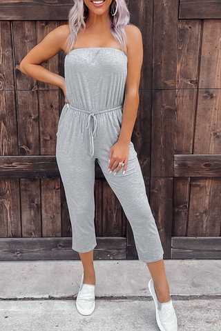 Einfarbiger, trägerloser Harlan-Jumpsuit mit Schlitz