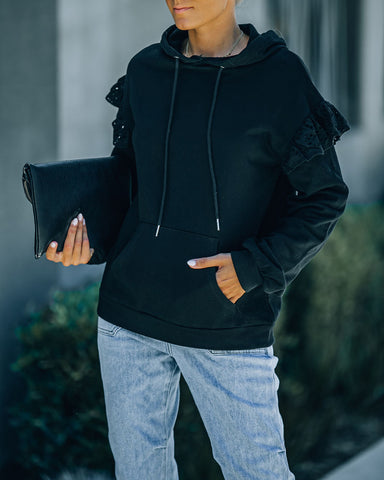 Valeria Hoodie mit Taschen und Ösenbesatz - Schwarz 